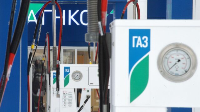 Заправочные колонки на газозаправочной станция - РИА Новости, 1920, 04.08.2026