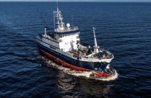 Тела двух погибших российских моряков, умерших на судне в КНР, доставят в Россию Краболовное судно - РИА Новости, 1920, 19.08.2026