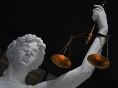 В Омске суд оштрафовал блогершу, оскорблявшую участников СВО и их семьи Статуя Фемиды - РИА Новости, 1920, 03.08.2026