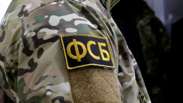 ФСБ: работавший на Киев задержанный иностранец собирался сбежать в Норвегию Нашивка на форме сотрудника ФСБ России - РИА Новости, 1920, 21.08.2026