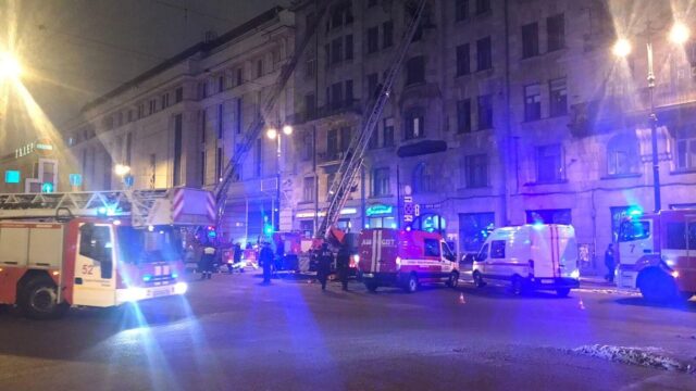 Пожар на кровле дома недалеко от Московского вокзала в Петербурге потушили Пожар в Санкт-Петербурге - РИА Новости, 1920, 03.08.2026