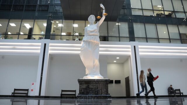 Скульптура богини Фемиды в здании суда - РИА Новости, 1920, 04.08.2026