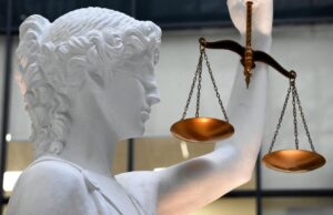 Жителя Краснодара будут судить за подготовку подрыва машины по указанию куратора Скульптура богини Фемиды - РИА Новости, 1920, 18.08.2026