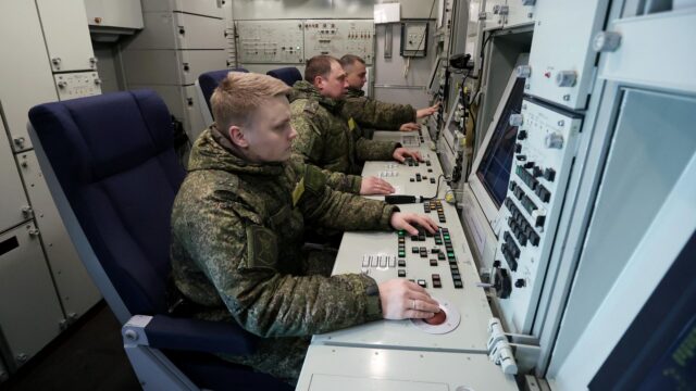 В Ивановской области объявили угрозу атаки беспилотного воздушного судна Военнослужащие боевого расчета в командном пункте зенитного ракетного комплекса С-400 Триумф - РИА Новости, 1920, 05.08.2026