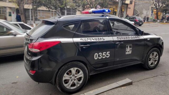 В Армении четверо мужчин похитили 18-летнюю девушку на глазах у ее матери Автомобиль патрульной службы полиции в Армении - РИА Новости, 1920, 19.08.2026