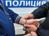 Суд арестовал иностранцев с «Садовода» на десять суток за пропаганду ЛГБТ Сотрудник полиции надевает наручники на правонарушителя - РИА Новости, 1920, 24.08.2026