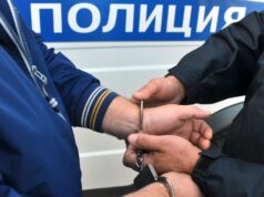 Суд арестовал иностранцев с «Садовода» на десять суток за пропаганду ЛГБТ Сотрудник полиции надевает наручники на правонарушителя - РИА Новости, 1920, 24.08.2026