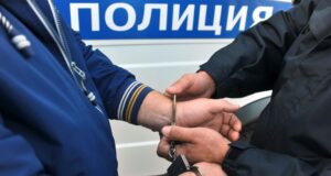Сотрудник полиции надевает наручники на правонарушителя - РИА Новости, 1920, 24.08.2026
