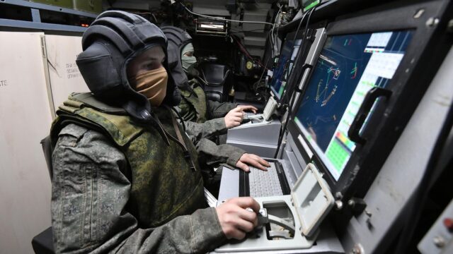 Хинштейн: более 170 беспилотников ВСУ сбили над Курской областью за сутки Военнослужащие России на рабочих местах в машине боевого управления сил противовоздушной обороны - РИА Новости, 1920, 03.08.2026