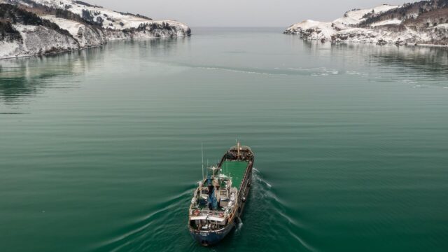 Два судна, на которых умерли трое российских моряков, стояли в одном порту в КНР Грузовая баржа - РИА Новости, 1920, 20.08.2026