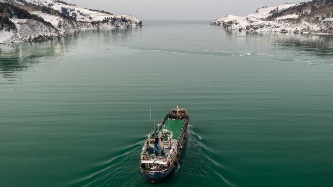 Два судна, на которых умерли трое российских моряков, стояли в одном порту в КНР Грузовая баржа - РИА Новости, 1920, 20.08.2026