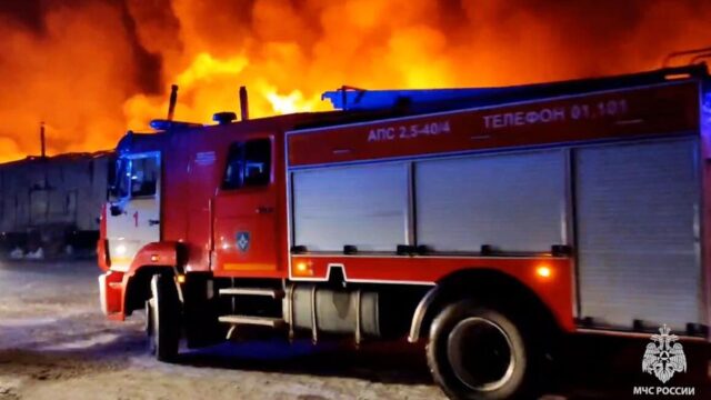 В Благовещенске потушили пожар на судостроительном заводе Пожарная машина сотрудников МЧС РФ - РИА Новости, 1920, 14.08.2026