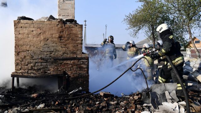 В Тамбовской области после падения дрона загорелся жилой дом в СНТ Сотрудники противопожарной службы МЧС тушат пожар - РИА Новости, 1920, 26.08.2026