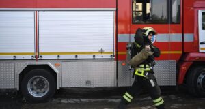 В Одинцово загорелись стеллажи в неиспользуемом здании Сотрудник противопожарной службы МЧС России на месте пожара - РИА Новости, 1920, 23.08.2026
