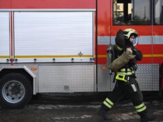 В Уфе вспыхнул пожар на территории промзоны из-за атаки БПЛА Сотрудник противопожарной службы МЧС России на месте пожара - РИА Новости, 1920, 02.08.2026