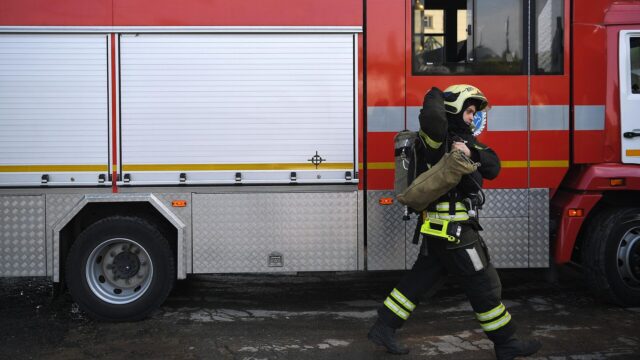В центре Москвы ликвидировали пожар в многоэтажке, семь человек спасли Сотрудник противопожарной службы МЧС России на месте пожара - РИА Новости, 1920, 11.08.2026
