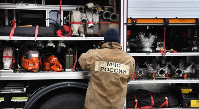 В Балашихе пожар в исторической усадьбе локализовали на 200 квадратах Сотрудник МЧС России - РИА Новости, 1920, 18.08.2026
