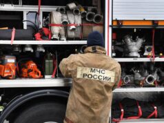В Брянске жилой дом загорелся после атаки ВСУ, жильцы эвакуированы Сотрудник МЧС России - РИА Новости, 1920, 14.08.2026
