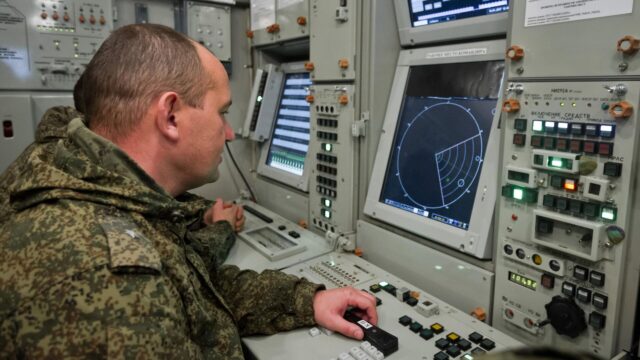 В Архангельской области отменили объявленную утром беспилотную опасность Боевое дежурство за пультом управления зенитного ракетного комплекса - РИА Новости, 1920, 01.08.2026