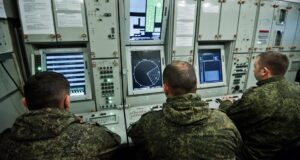 Боевое дежурство за пультом управления зенитного ракетного комплекса - РИА Новости, 1920, 12.08.2026