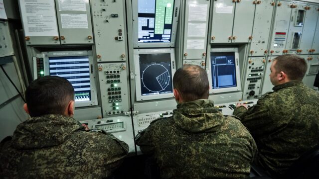 Боевое дежурство за пультом управления зенитного ракетного комплекса - РИА Новости, 1920, 12.08.2026