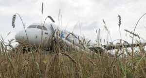 Самолет авиакомпании Уральские авиалинии, совершивший аварийную посадку на грунт в Новосибирской области - РИА Новости, 1920, 13.08.2026