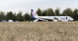 Посадивший самолет в пшеничном поле пилот Белов поблагодарил всех за поддержку Самолет авиакомпании Уральские авиалинии, совершивший аварийную посадку - РИА Новости, 1920, 13.08.2026
