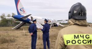 Сотрудники спасательных служб на месте аварийной посадки самолета авиакомпании Уральские авиалинии на грунт в Убинском районе Новосибирской области - РИА Новости, 1920, 13.08.2026