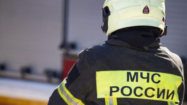МЧС ликвидируют возгорание логистического центра в Свердловской области Сотрудник МЧС России - РИА Новости, 1920, 07.08.2026
