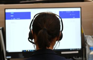 Прокуратура Подмосковья запустила горячую линию для пострадавших при атаке БПЛА Оператор колл-центра - РИА Новости, 1920, 15.08.2026