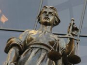 В Электростали мужчина получил восемь лет тюрьмы за убийство знакомой Статуя богини Фемиды у здания суда - РИА Новости, 1920, 13.08.2026