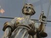 Суд арестовал шестерых участников массовой драки у метро «Отрадное» Статуя богини Фемиды у здания суда - РИА Новости, 1920, 24.08.2026