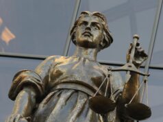 Суд арестовал шестерых участников массовой драки у метро «Отрадное» Статуя богини Фемиды у здания суда - РИА Новости, 1920, 24.08.2026