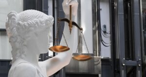 Суд в Москве заочно приговорил мужчину к 7,5 годам колонии за фейки о ВС России Статуя богини правосудия - РИА Новости, 1920, 20.08.2026