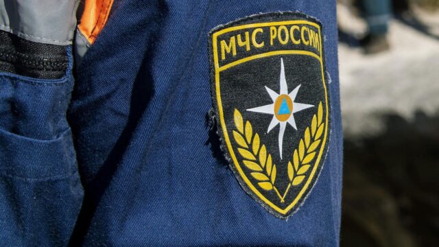 В Севастополе разбирают завалы в самой поврежденной после атаки БПЛА квартире Сотрудник спасательной службы МЧС России - РИА Новости, 1920, 28.08.2026