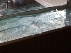 В Калужской области БПЛА повредил остекление в образовательном учреждении Разбитое окно - РИА Новости, 1920, 14.08.2026