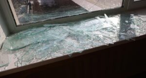 В Калужской области БПЛА повредил остекление в образовательном учреждении Разбитое окно - РИА Новости, 1920, 14.08.2026