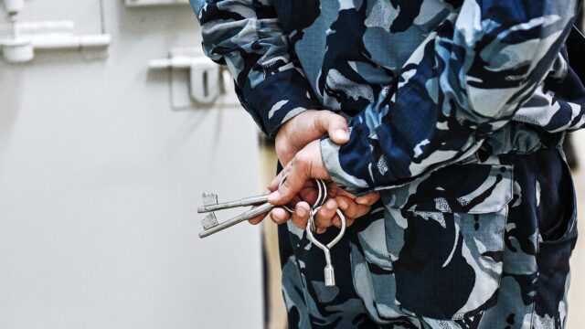 Суд в Москве отправил в СИЗО пятерых фигурантов дела о драке на стройплощадке Сотрудник ФСИН России - РИА Новости, 1920, 14.08.2026
