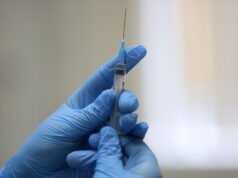 Некоторые серии вакцины Мультикан сняли с продажи после сообщений о гибели собак Медсестра держит шприц - РИА Новости, 1920, 21.08.2026
