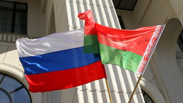 В дипмиссии Белоруссии выразили соболезнования в связи жертвами атаки БПЛА Государственные флаги России и Белоруссии - РИА Новости, 1920, 03.08.2026