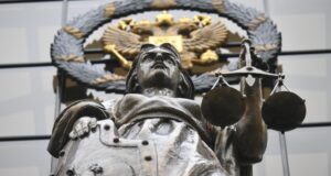 Мосгорсуд оставил в СИЗО бывшую девушку Паши Техника Тину Романову Статуя богини Фемиды у здания Верховного суда России в Москве - РИА Новости, 1920, 19.08.2026