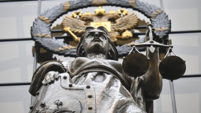 Мосгорсуд оставил в СИЗО бывшую девушку Паши Техника Тину Романову Статуя богини Фемиды у здания Верховного суда России в Москве - РИА Новости, 1920, 19.08.2026