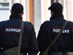 В центре Москвы мужчина поджег автомобиль, спасаясь от мнимых преследователей Сотрудники полиции на улице - РИА Новости, 1920, 24.08.2026