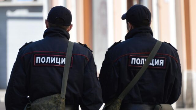 В центре Москвы мужчина поджег автомобиль, спасаясь от мнимых преследователей Сотрудники полиции на улице - РИА Новости, 1920, 24.08.2026