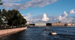Вид на Дворцовую набережную в Санкт-Петербурге - РИА Новости, 1920, 08.08.2026