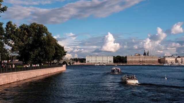 Два судна столкнулись в акватории реки Малая Невка в Петербурге Вид на Дворцовую набережную в Санкт-Петербурге - РИА Новости, 1920, 08.08.2026