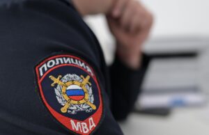 МВД: в Рязани нашли девушку, опубликовавшую видео полетов БПЛА Сотрудник полиции во время работы - РИА Новости, 1920, 17.08.2026