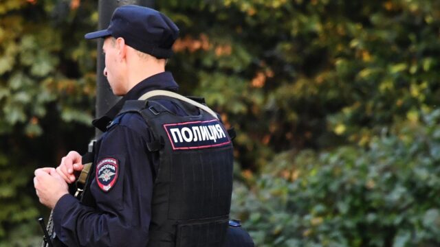 Около 140 иностранцев выдворят из России после рейда у метро в Москве Сотрудник полиции - РИА Новости, 1920, 29.08.2026