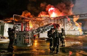 В Воронежской области из-за атаки БПЛА загорелись два склада крупной компании Тушение пожара - РИА Новости, 1920, 11.08.2026