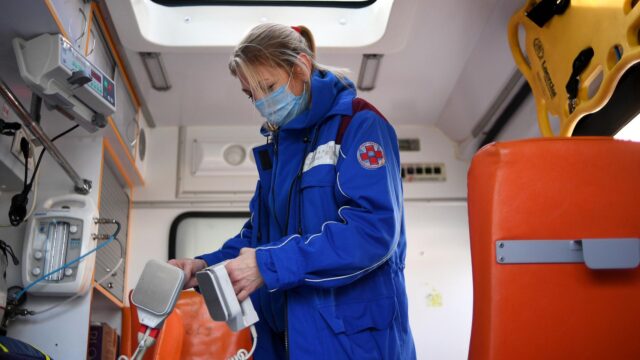 Число пострадавших при взрыве газа в КЧР возросло до 11, шесть из них в больнице Фельдшер в машине скорой помощи - РИА Новости, 1920, 02.08.2026